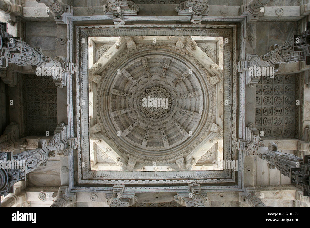 Interior del mármol Chaumukha Adishwar Jain Mandir, Templo de Ranakpur, Rajasthan Foto de stock