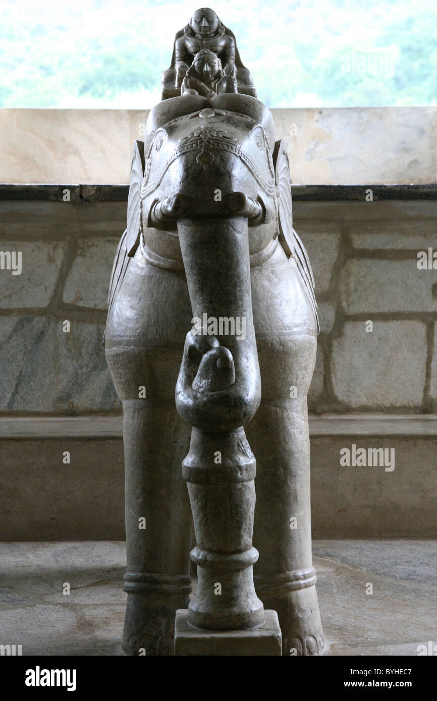Figuras de mármol tallado sobre un elefante en el Jain Adishwar Chaumukha Mandir, Templo de Ranakpur, Rajasthan Foto de stock