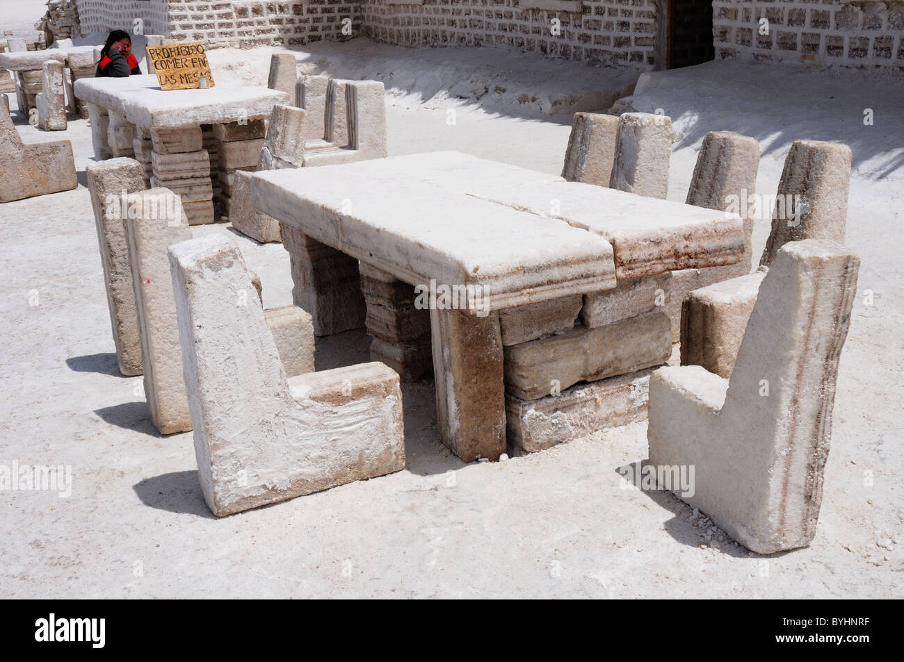 Mesas y sillas hechas de sal fuera un hotel de sal en el Salar de Uyuni en Bolivia Foto de stock