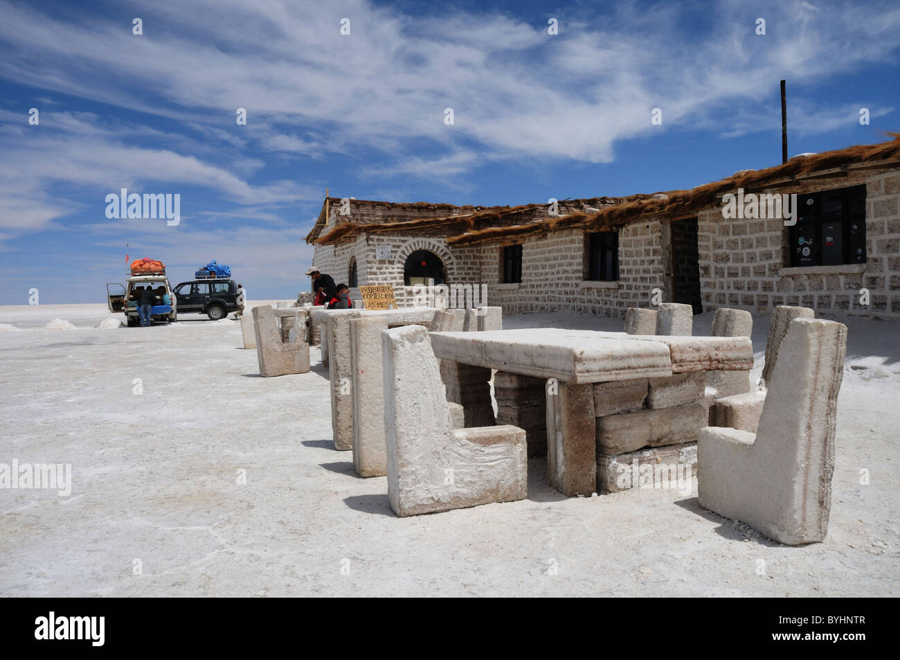 Mesas y sillas hechas de sal fuera un hotel de sal en el Salar de Uyuni en Bolivia Foto de stock