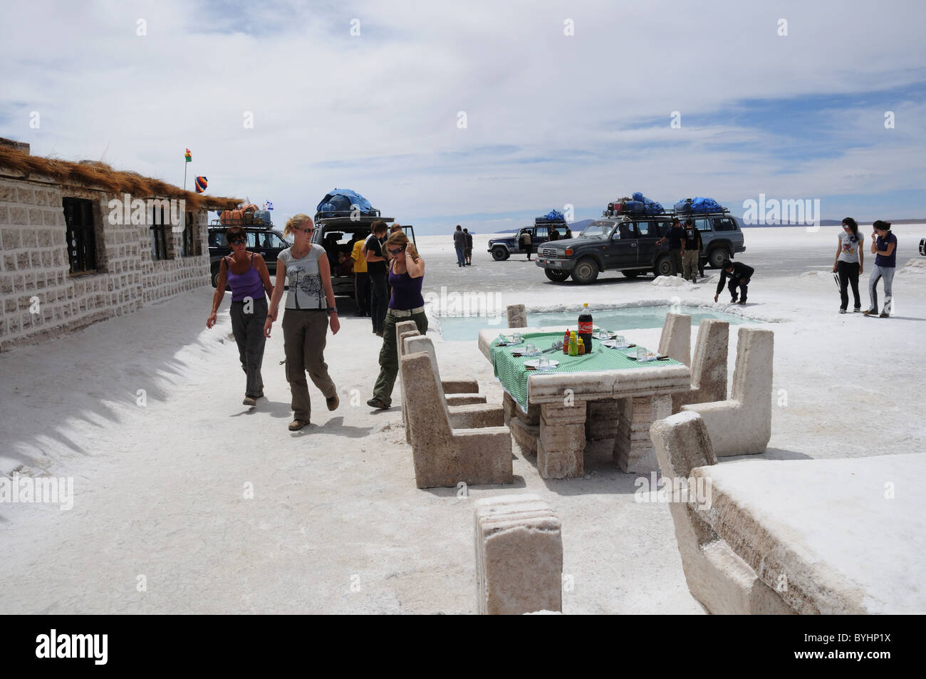 Mesas y sillas hechas de sal fuera un hotel de sal en el Salar de Uyuni en Bolivia Foto de stock
