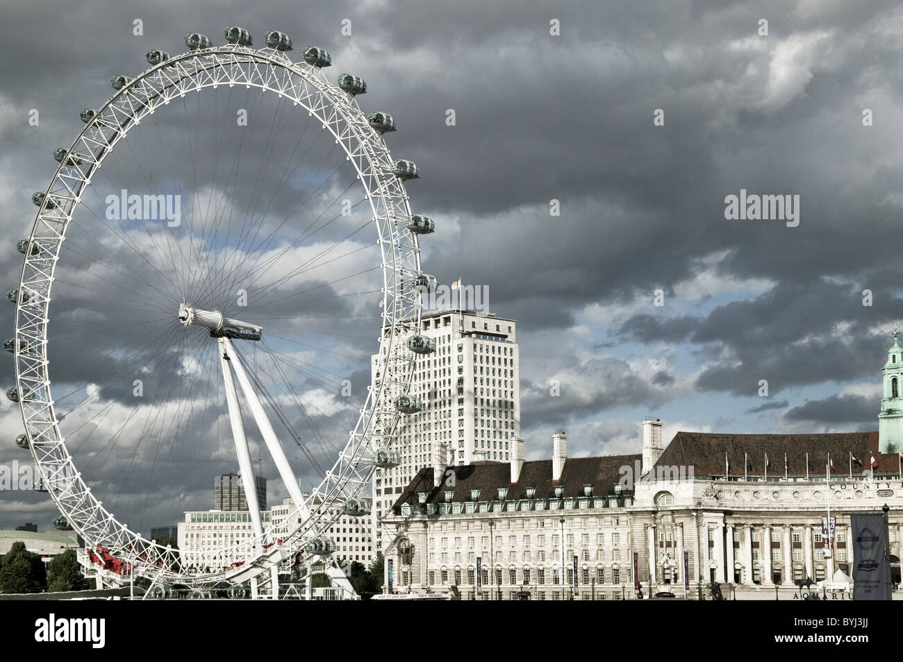 Ojo grande rueda en Londres durante la temporada de otoño con un cielo de lluvia Foto de stock