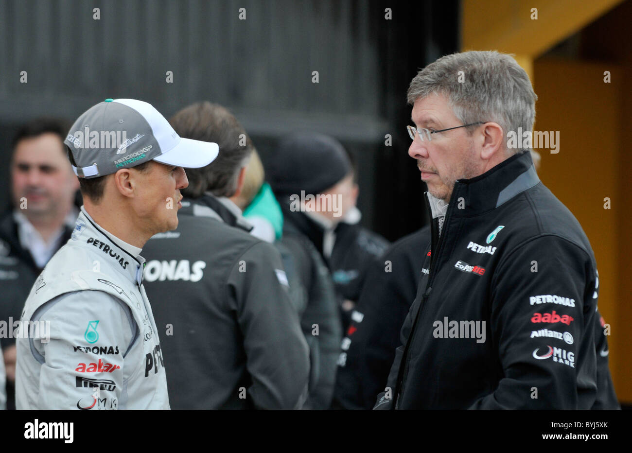 Piloto Michael Schumacher (GER,izquierda) y Ross Brawn (GBR), director del equipo y co-propietario, ambos Mercedes GP de Fórmula Uno equipo Foto de stock