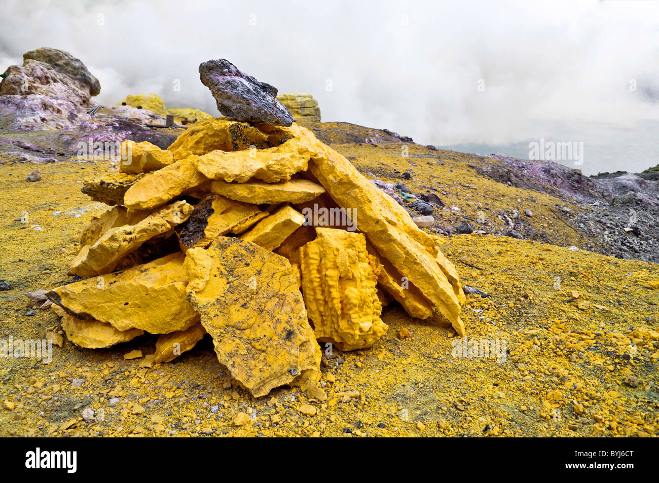 Grupo de bloque de piedras en una mina de azufre Foto de stock