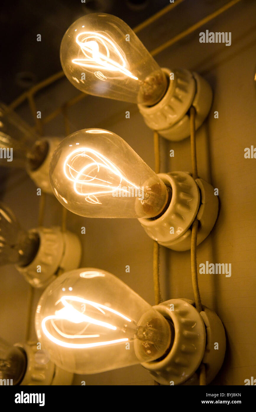 Antiguas bombillas incandescentes de filamento de carbono Foto de stock