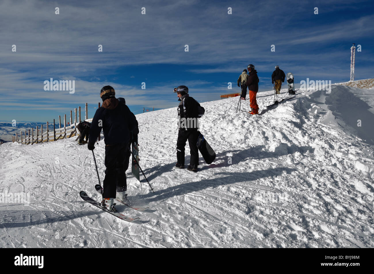 Los esquiadores y snowboarders. Estación de esquí de Big Sky, Montana, EE.UU. Foto de stock