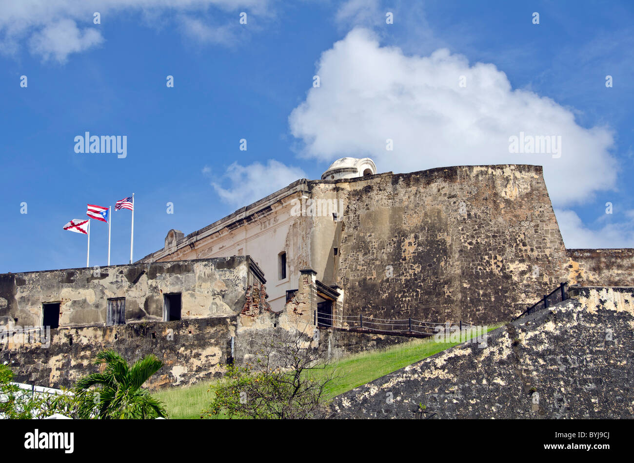 Puerto Rico la fortaleza del Castillo de San Cristóbal, en el Viejo San  Juan mostrando la pasarela exterior y banderas Fotografía de stock - Alamy