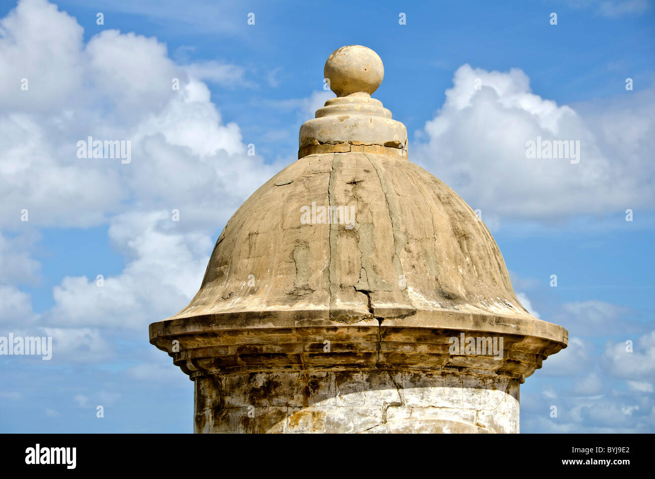 Puerto Rico Viejo San Juan garita o garita mostrando la parte superior del icónico símbolo nacional del Fuerte San Cristobal Foto de stock