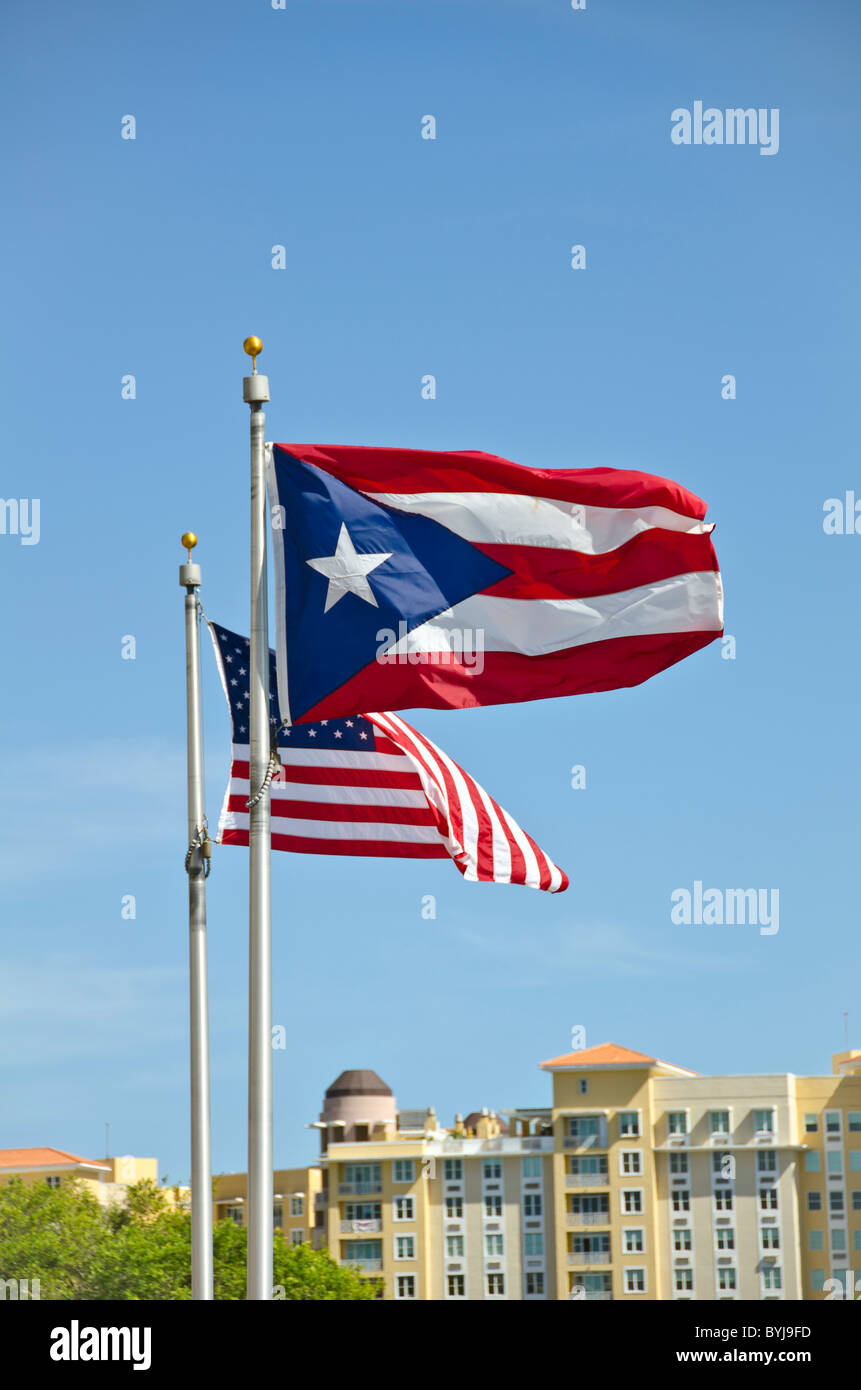 Puerto Rico y los Estados Unidos de América banderas ondeando al lado Foto de stock