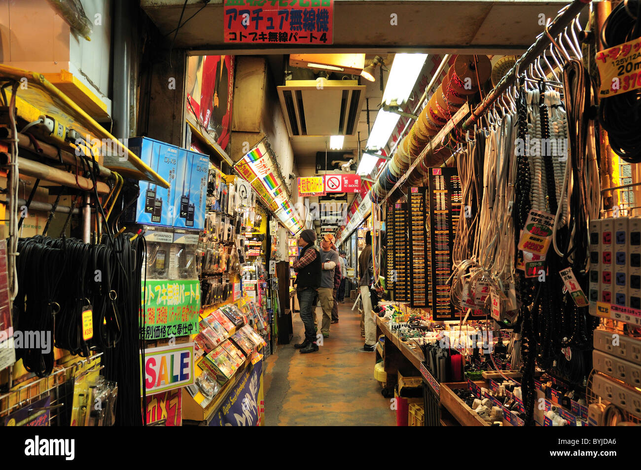 Puestos de mercado en Akihabara. Foto de stock