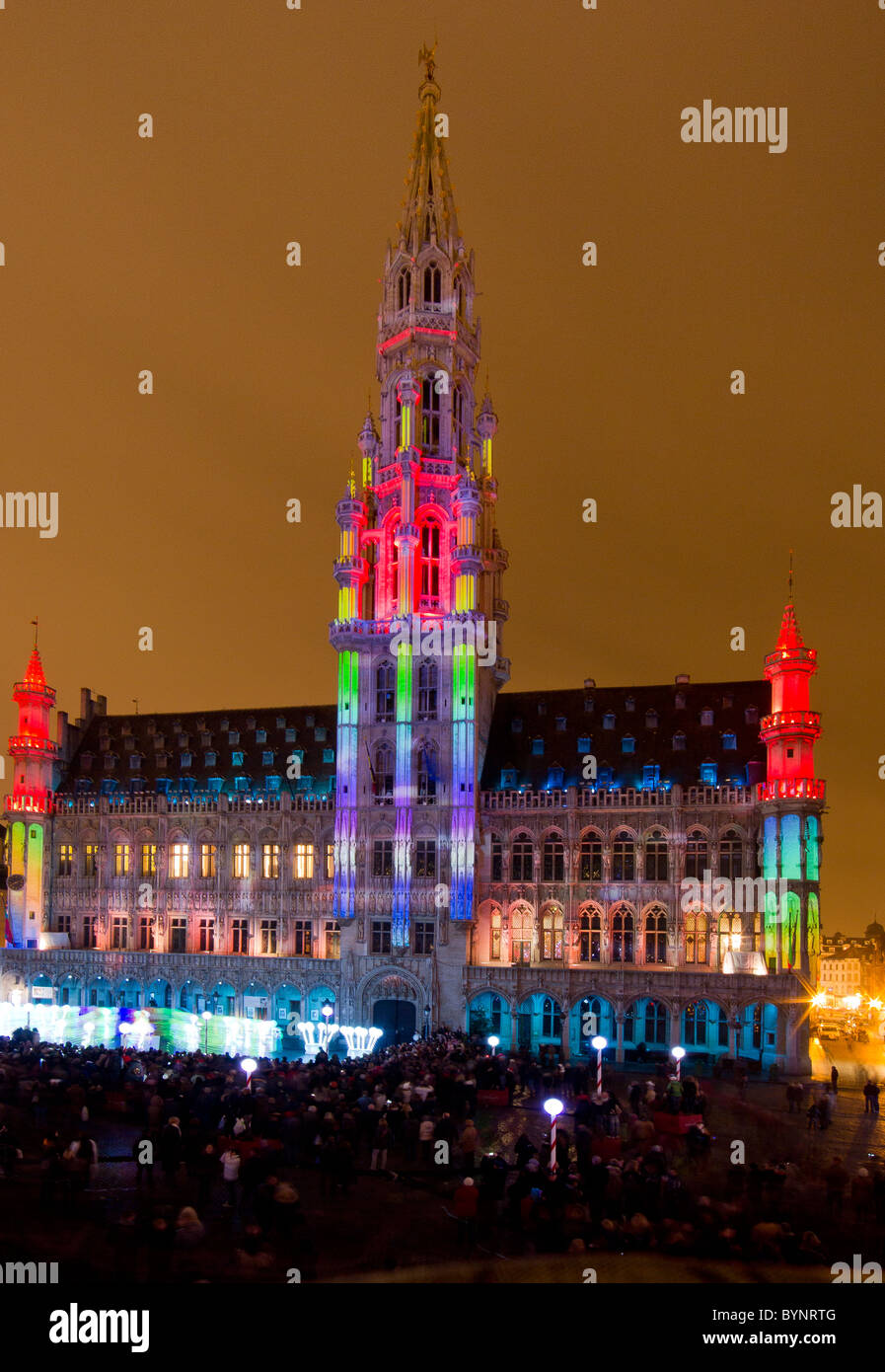 Grand place de Bruselas edificio de color luces nocturnas Fotografía de  stock - Alamy