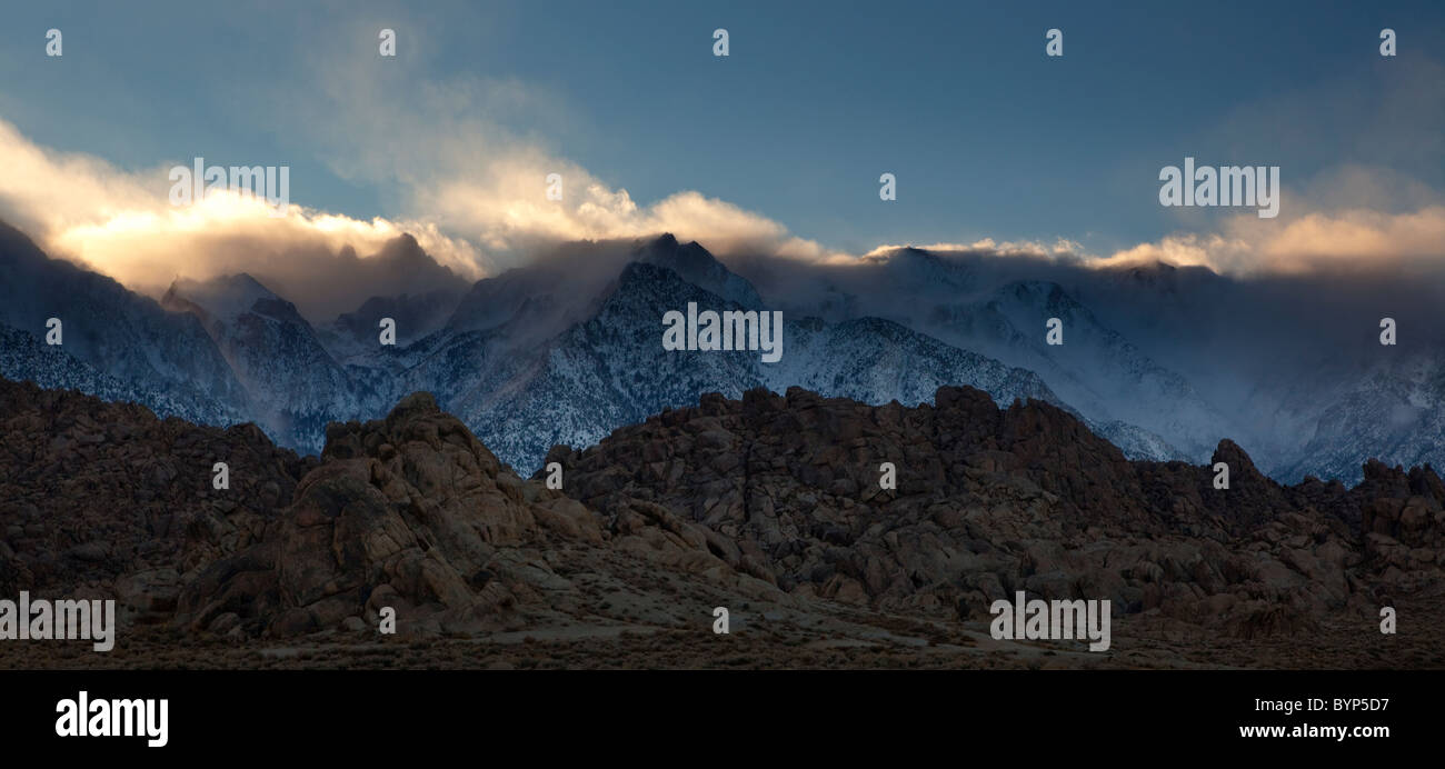 Atardecer con montañas iluminadas en las colinas de Alabama con Lone Pine Peak, Mt. Whitney y las sierras orientales en el fondo. Foto de stock