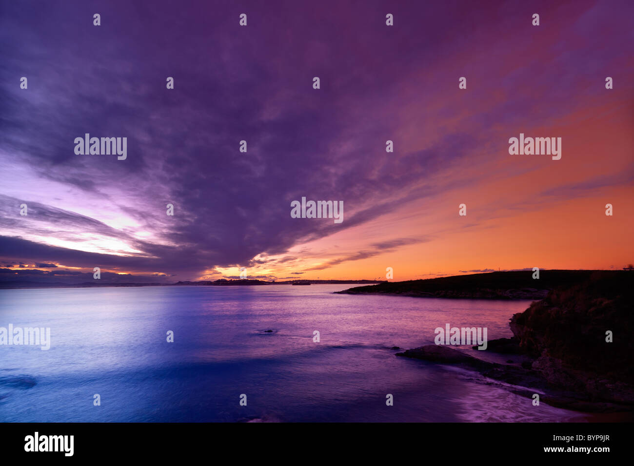 Crepúsculo en la bahía de Santander (España) Foto de stock