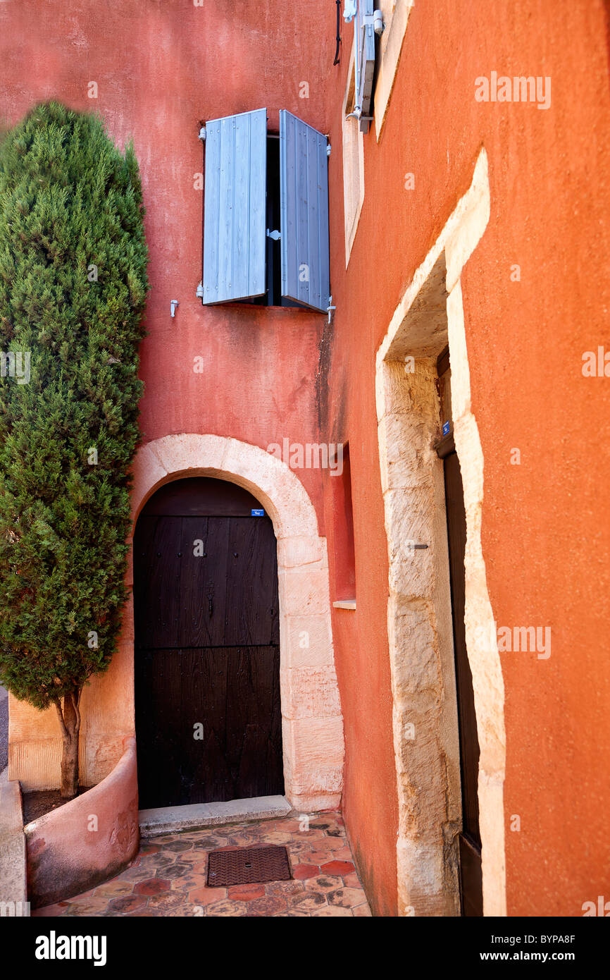 Casa en la aldea de Roussillon (Provenza, Francia) Foto de stock