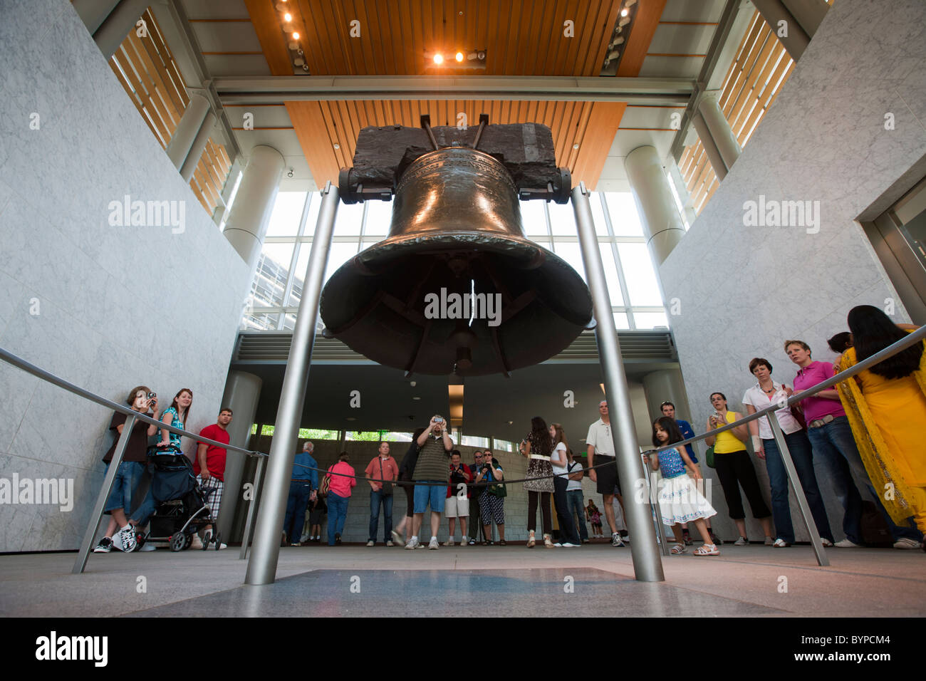 Filadelfia, Pensilvania, EE.UU., ángulo de visión baja de turistas reunidos alrededor de Liberty Bell Foto de stock