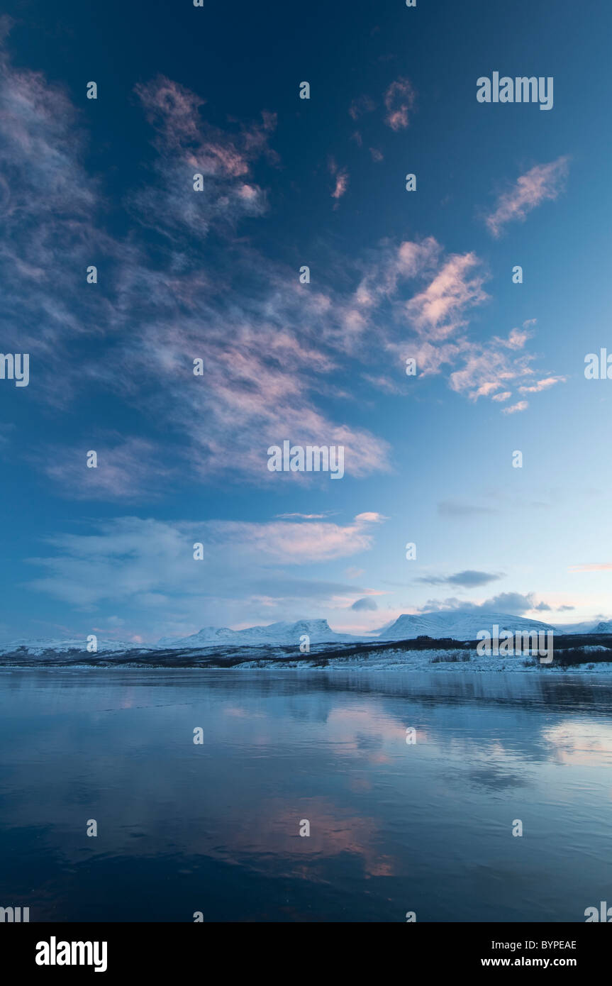 Lappenpforte spiegelt sich im zugefrorenen Ver Tornetraesk, Abisko, Laponia, Schweden Foto de stock