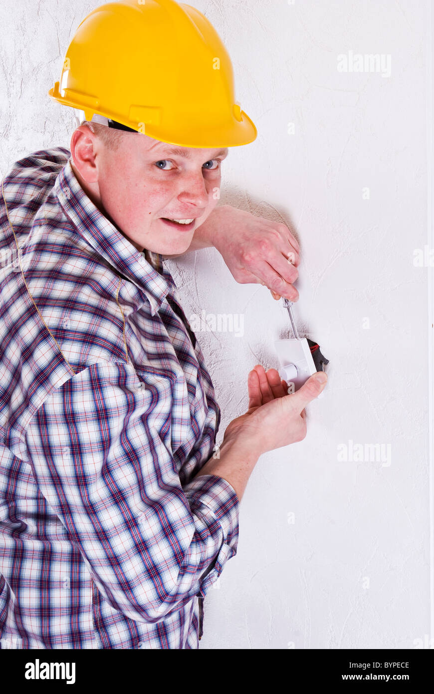 Electricista joven nuevo montaje de interruptor de luz Foto de stock