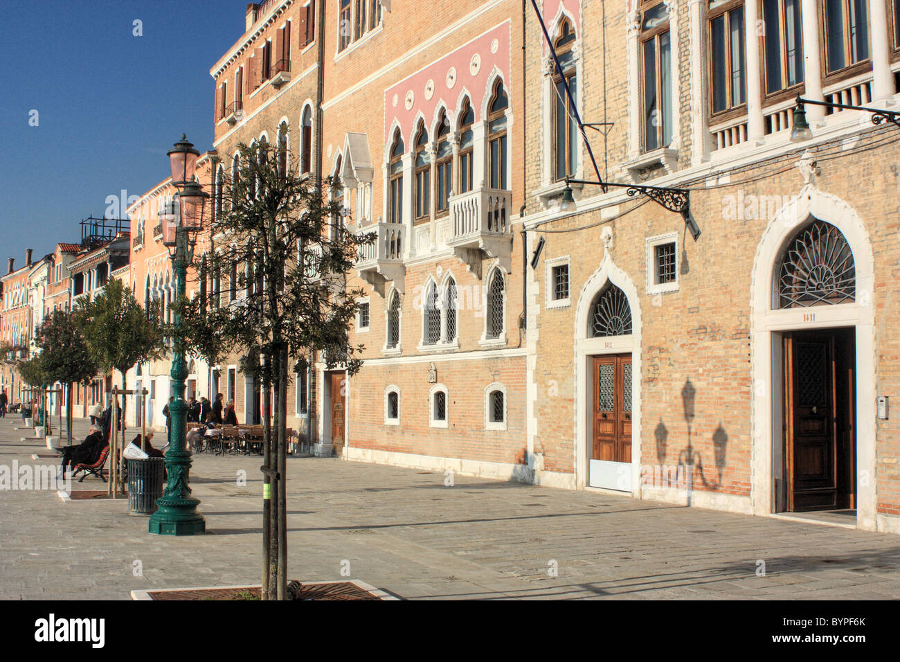 Escena callejera en Zattere Waterfront, Venecia, Italia Foto de stock