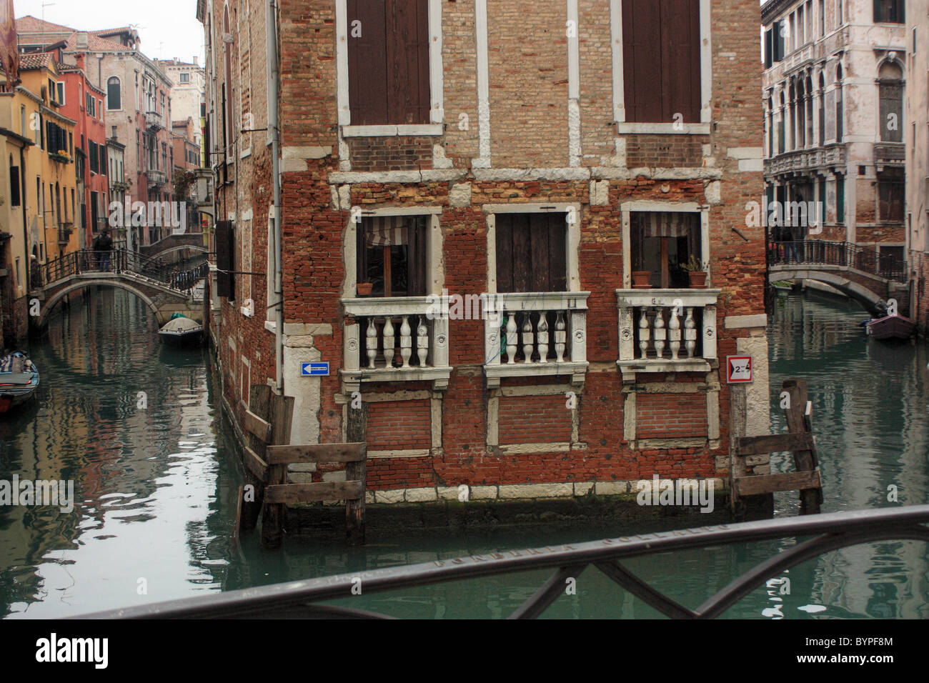Casa en medio de un canal, Ponte dei Conzafelzi, Venecia, Italia Foto de stock