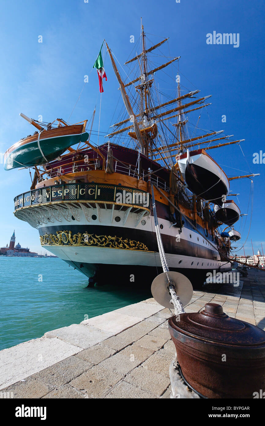 Amerigo Vespucci Tall Ship en Puerto Venecia, Italia Foto de stock