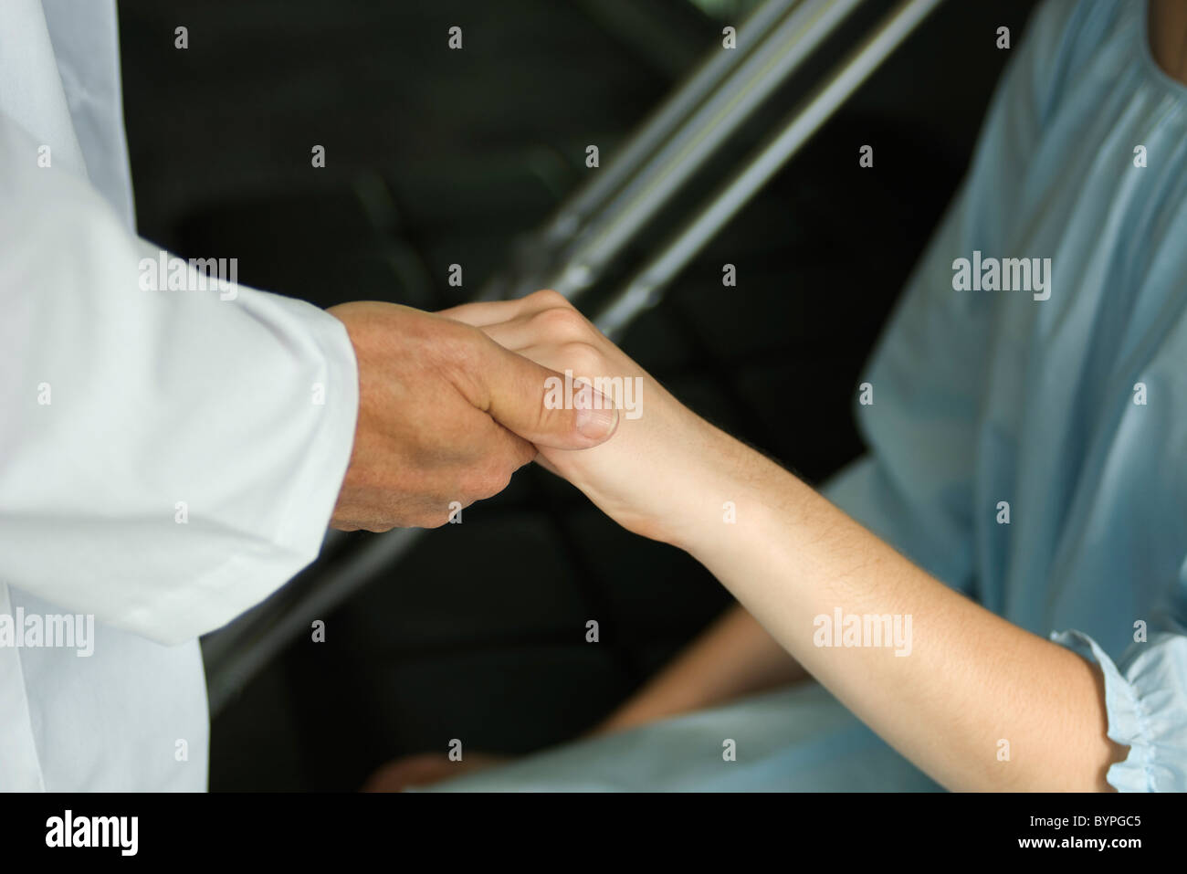 Doctor sosteniendo la mano del paciente. Foto de stock
