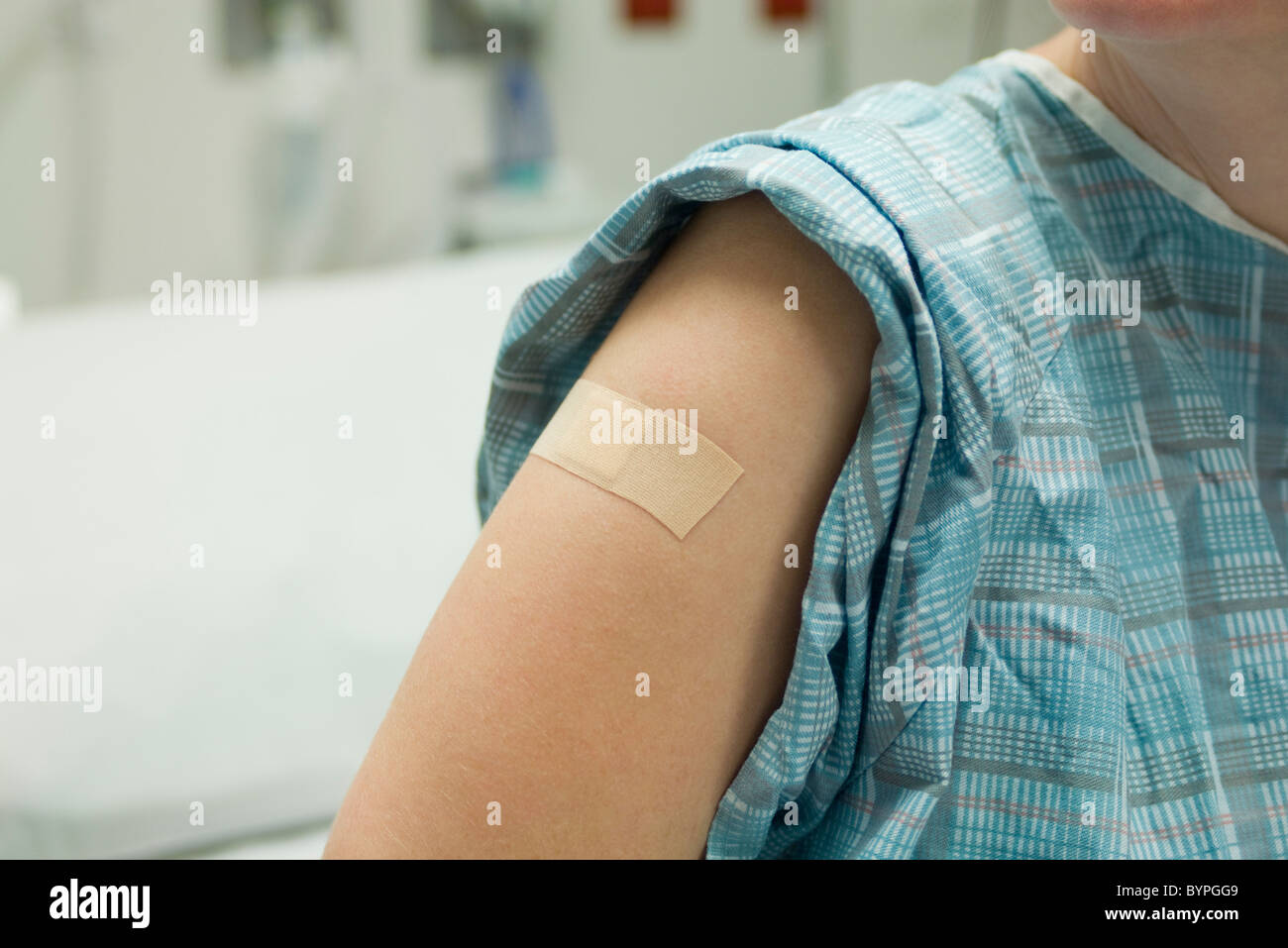 Paciente con vendaje adhesivo en el brazo Foto de stock