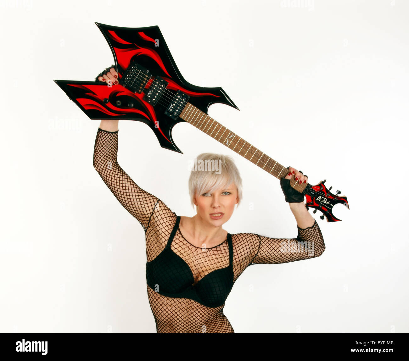Rock chick sosteniendo un brujo guitarra Heavy metal Fotografía de stock -  Alamy