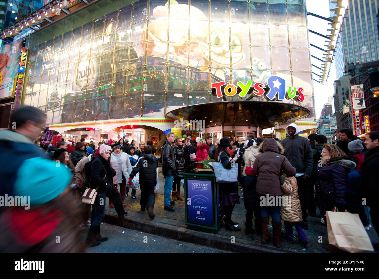 Muchedumbre delante de la tienda de Toys R Us en Times Square de Nueva York para las ventas de Navidad en diciembre de 2010 Foto de stock