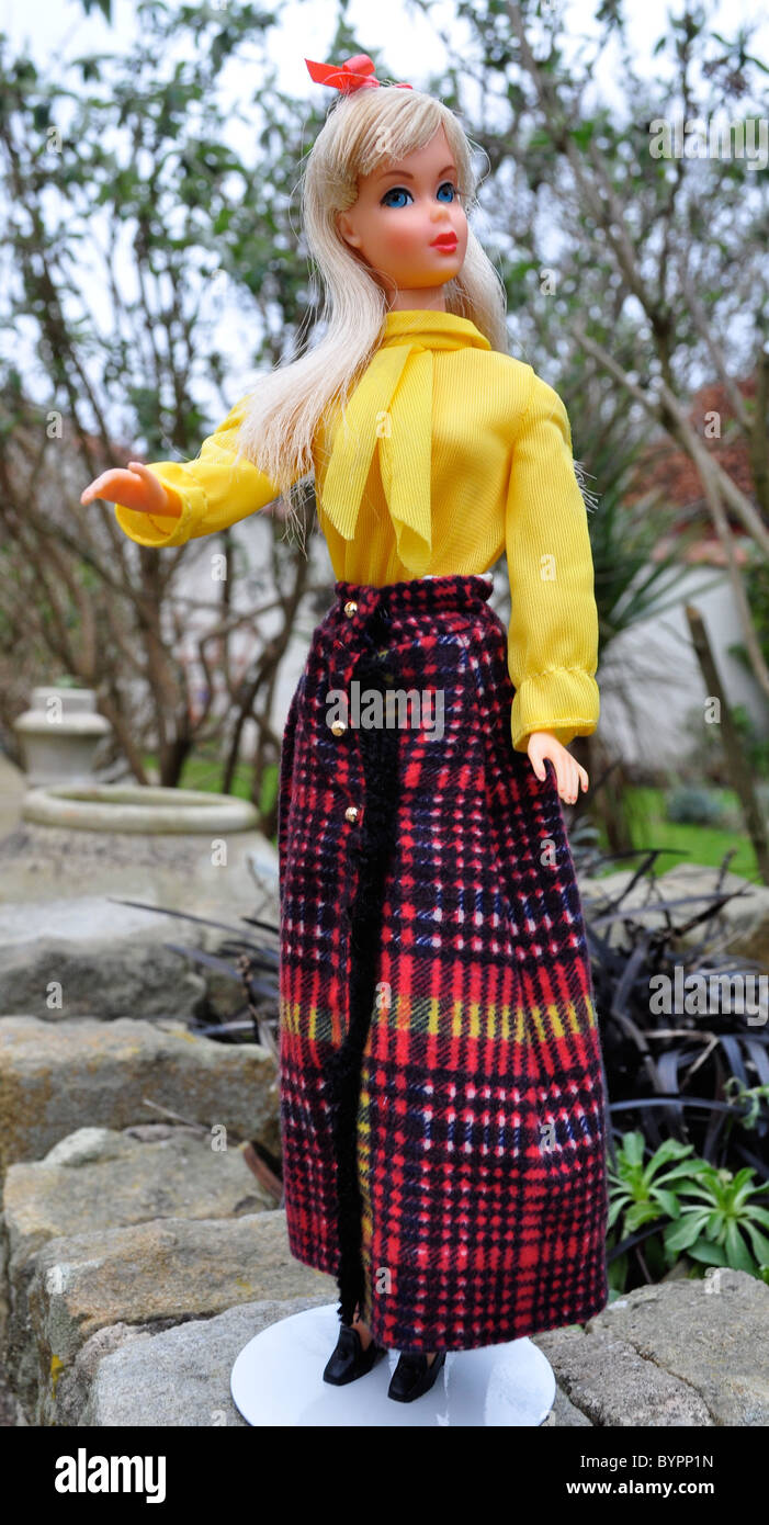 Vintage rubia platino era mod twist n gire a la muñeca Barbie desde 1966  vestidos de traje mod largo 'n Fringy desde 1972, #3341 por Mattel  Fotografía de stock - Alamy
