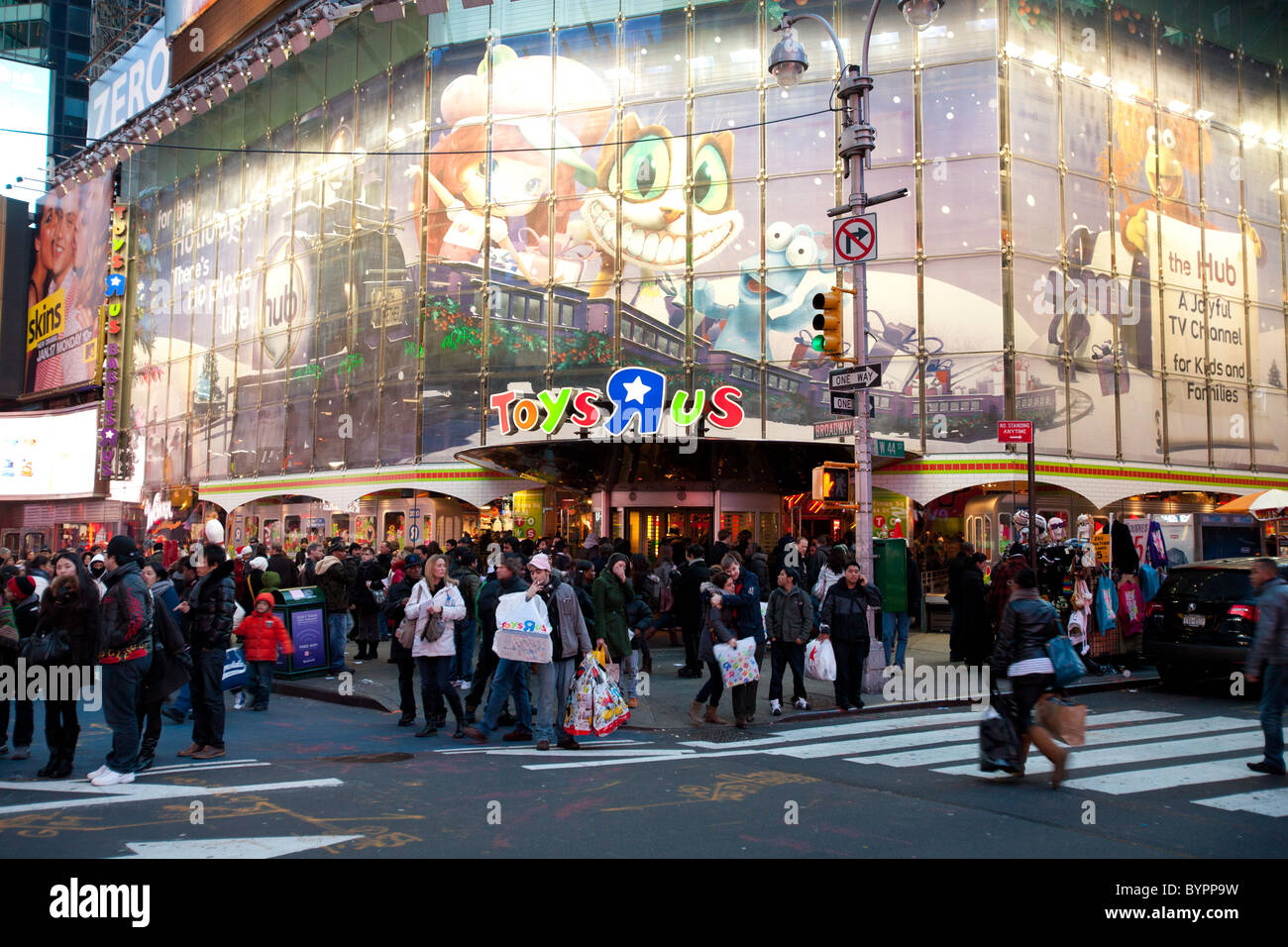 Muchedumbre delante de la tienda de Toys R Us en Times Square de Nueva York para las ventas de Navidad en diciembre de 2010 Foto de stock