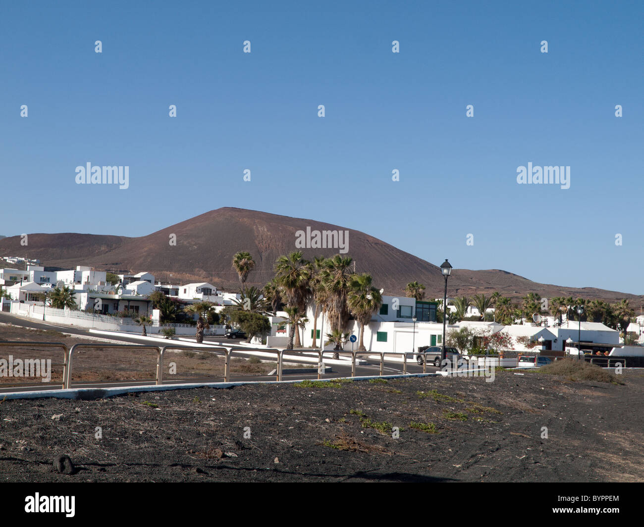 Los Cocoteros una pequeña aldea poco desarrolladas para el turismo cerca de Guatiza en la costa este de Lanzarote. Foto de stock