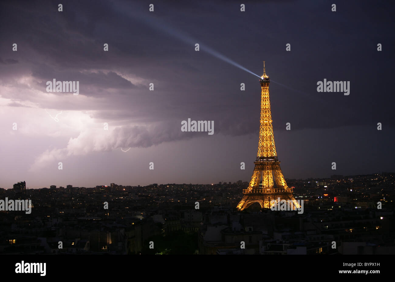 Las ciudades de Francia, París. Tormenta alrededor de la Torre Eiffel. Foto de stock