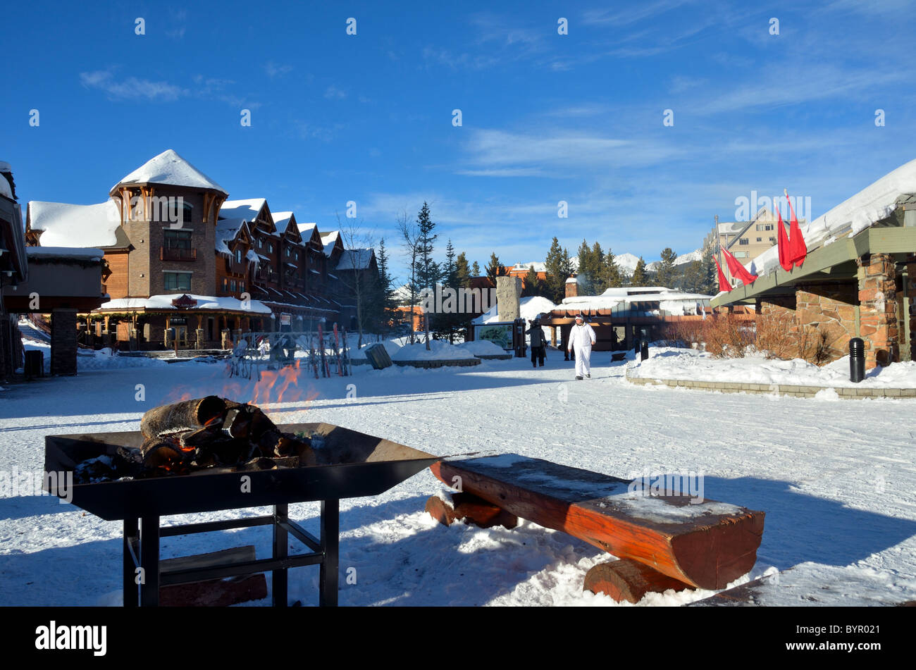 El centro del pueblo de estación de esquí de Big Sky, Montana, EE.UU. Foto de stock