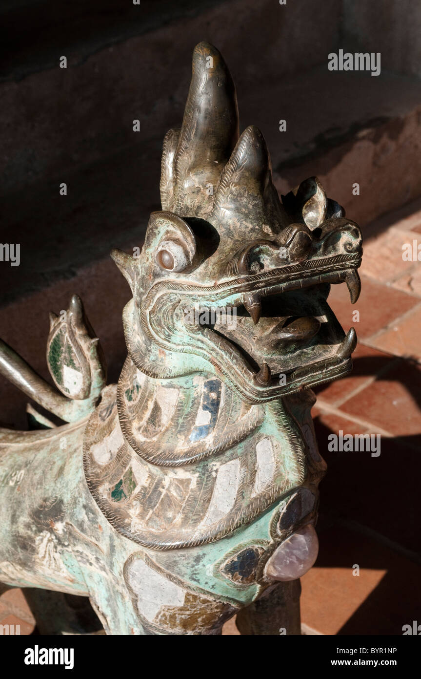 Monster estatua de bronce, Haw Pha Kaew, ahora un museo de arte y antigüedades, en Vientiane, Laos Foto de stock