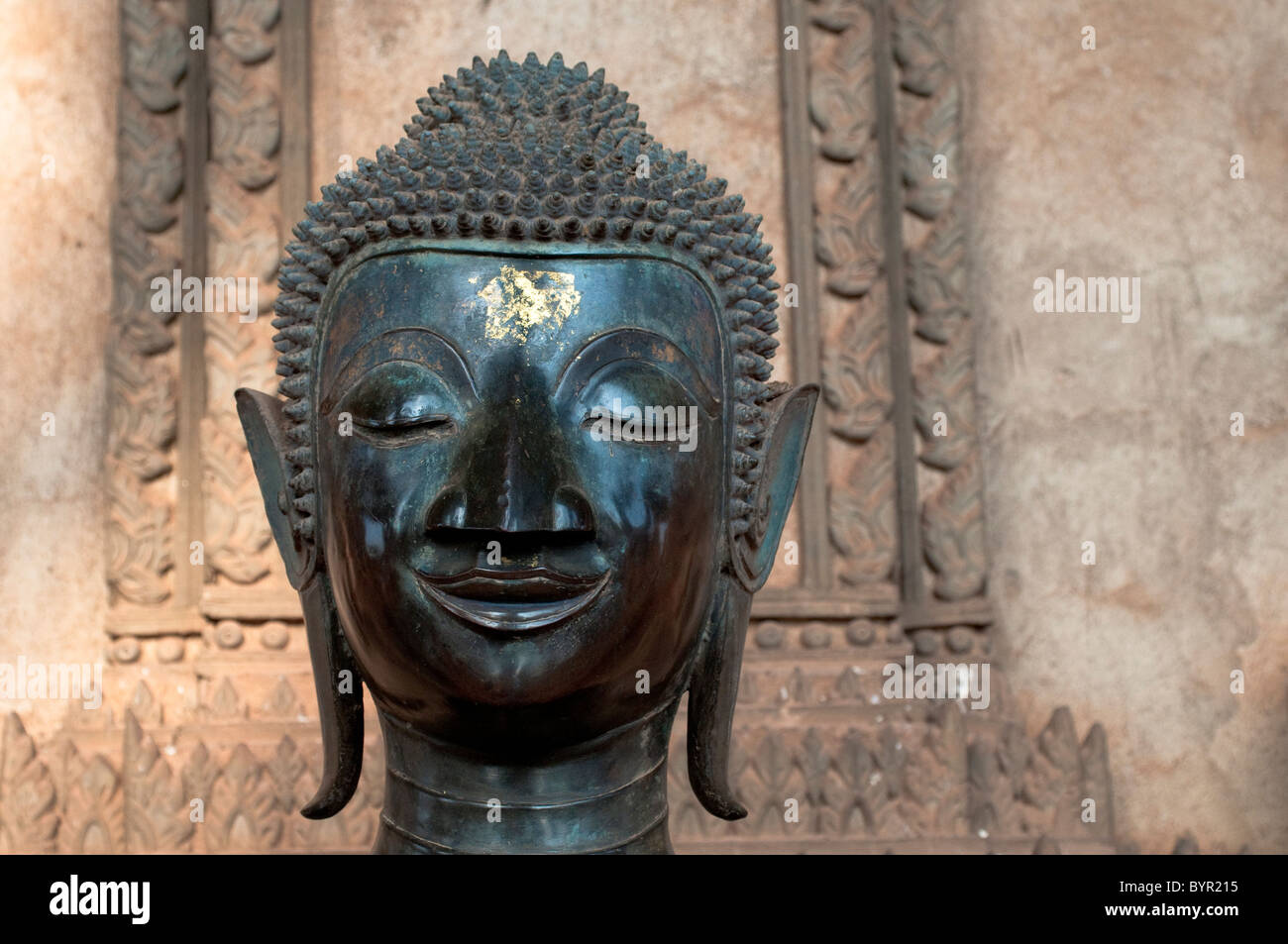 Cabeza de Buda, Haw Pha Kaew, ahora un museo de arte y antigüedades, en Vientiane, Laos Foto de stock