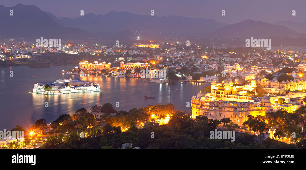 La India, Rajasthan, Udaipur, alto mirador sobre el lago Pichola y el Taj Lake Palace Hotel al atardecer Foto de stock