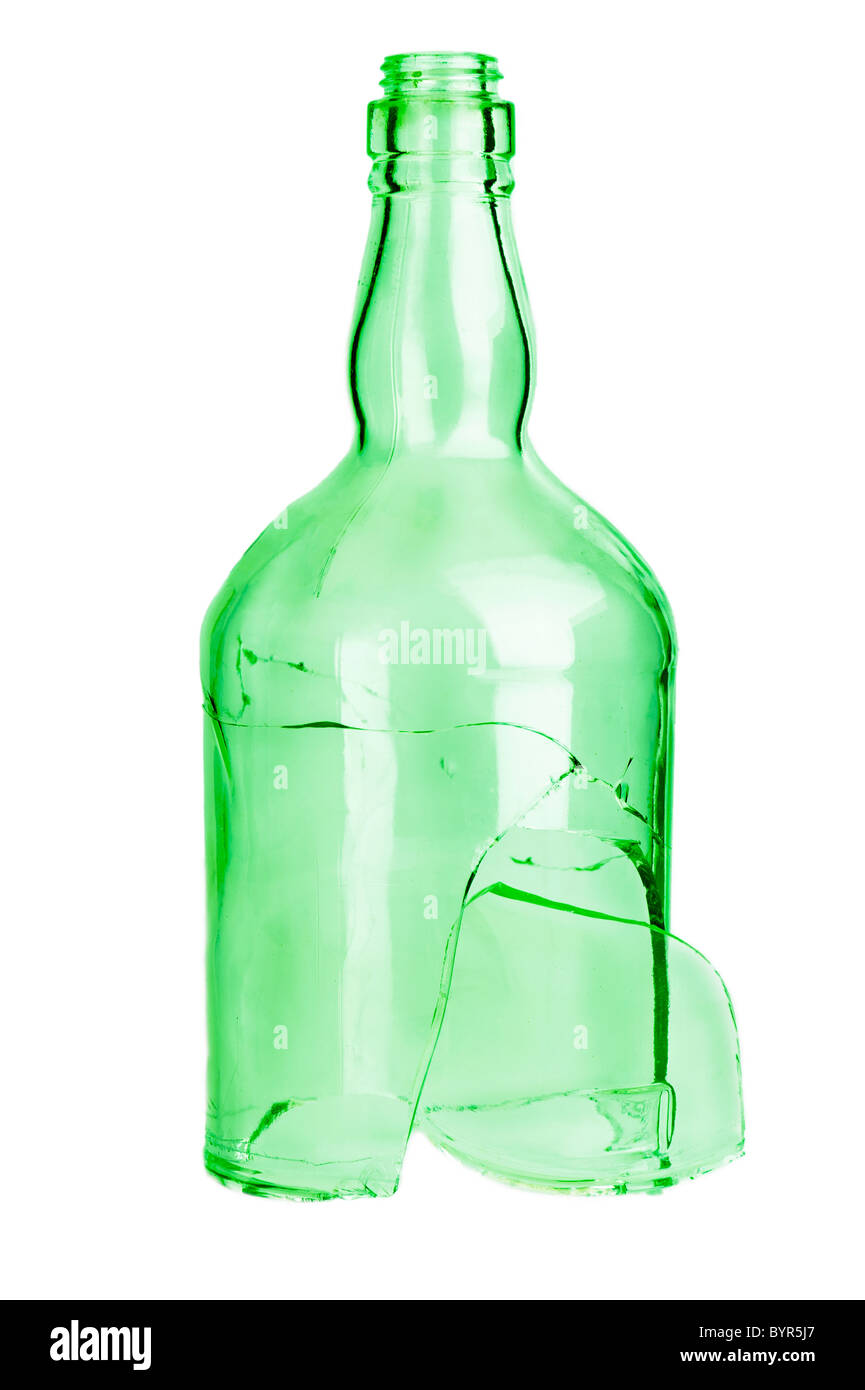Las piezas rotas de botella verde aislado sobre fondo blanco. Foto de stock