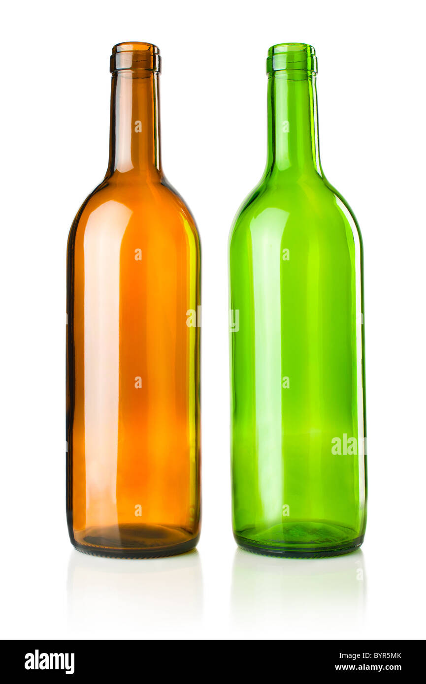 Transparente vacía dos botellas de vino verde y marrón sobre blanco Foto de stock