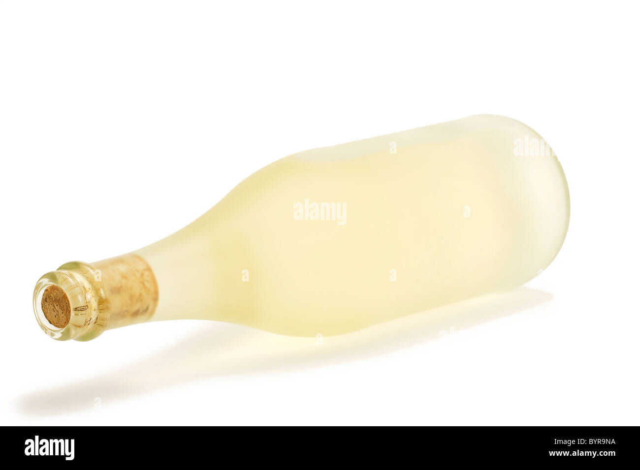 Botella de prosecco aburrido tumbado sobre fondo blanco. Foto de stock