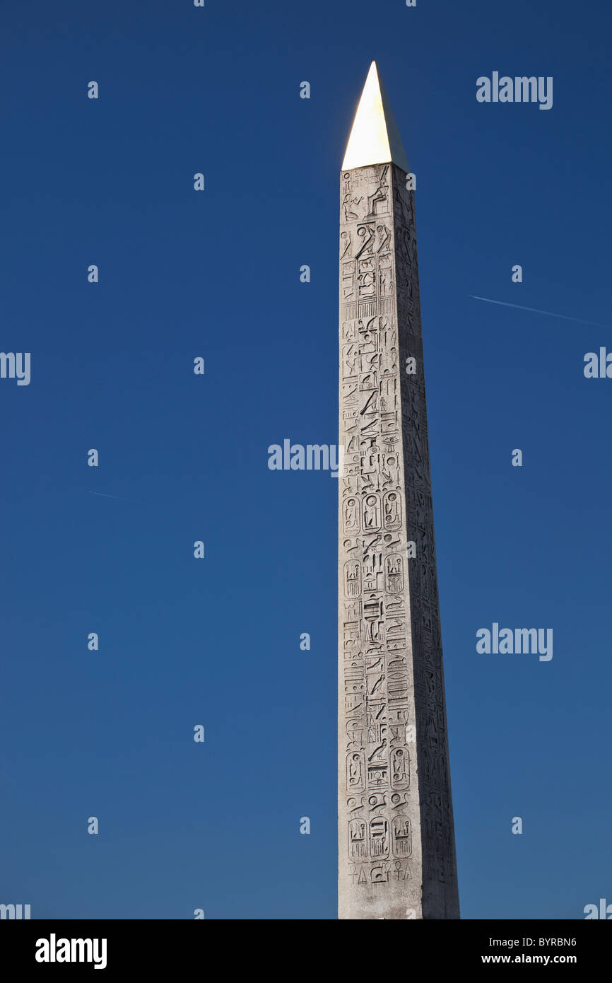 Obelisco luxor contra un cielo azul; París, Francia Foto de stock