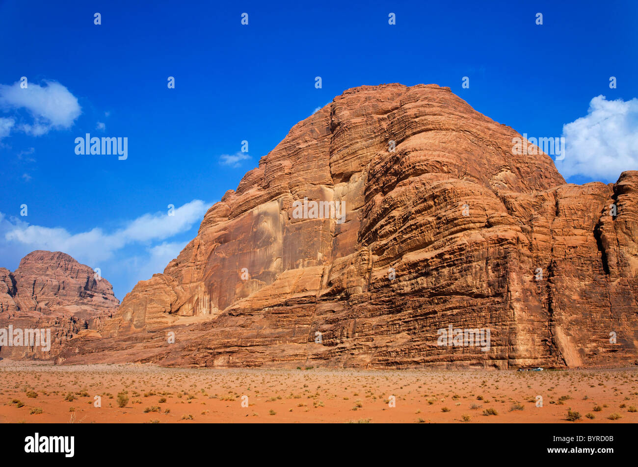 Un paisaje de afloramientos rocosos en el desierto de Wadi Rum, Jordania Foto de stock