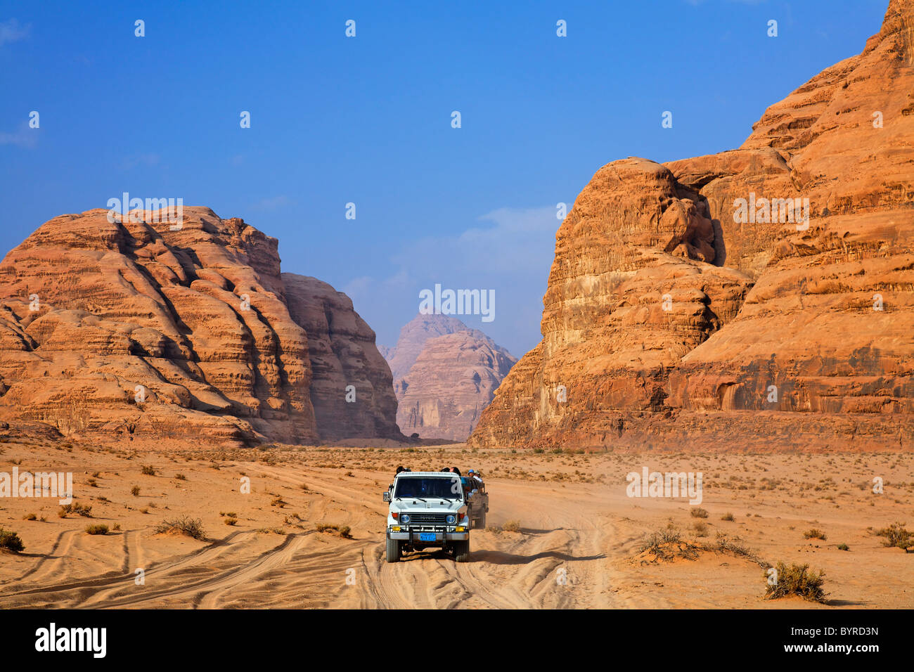 Safari por el desierto en vehículos de tracción en las cuatro ruedas en Wadi Rum, Jordania Foto de stock