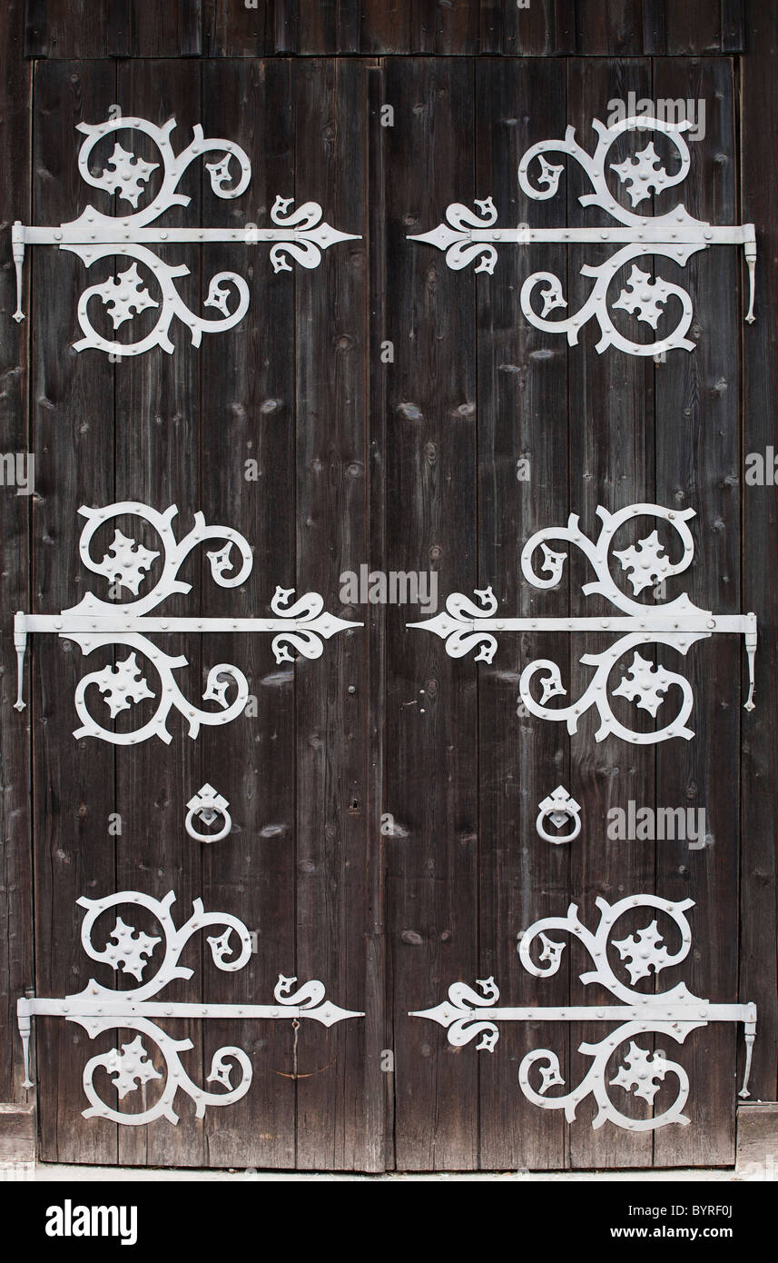 Bisagras decorativas de metal de gran tamaño en un granero de madera  desgastada puerta; fussen, Alemania Fotografía de stock - Alamy