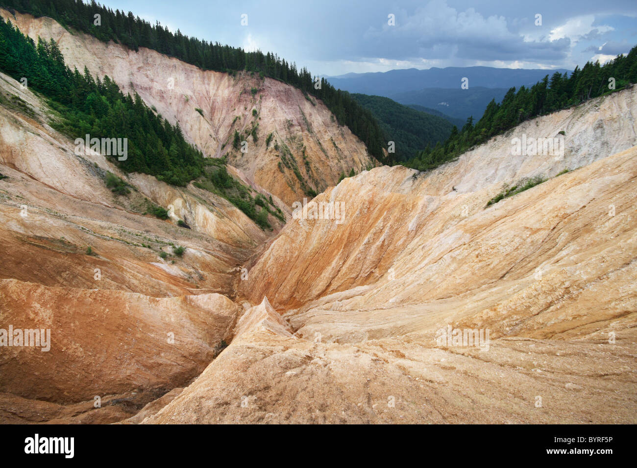 El Rusty Pit - un enorme barranco natural de los Cárpatos occidentales, Rumania Foto de stock