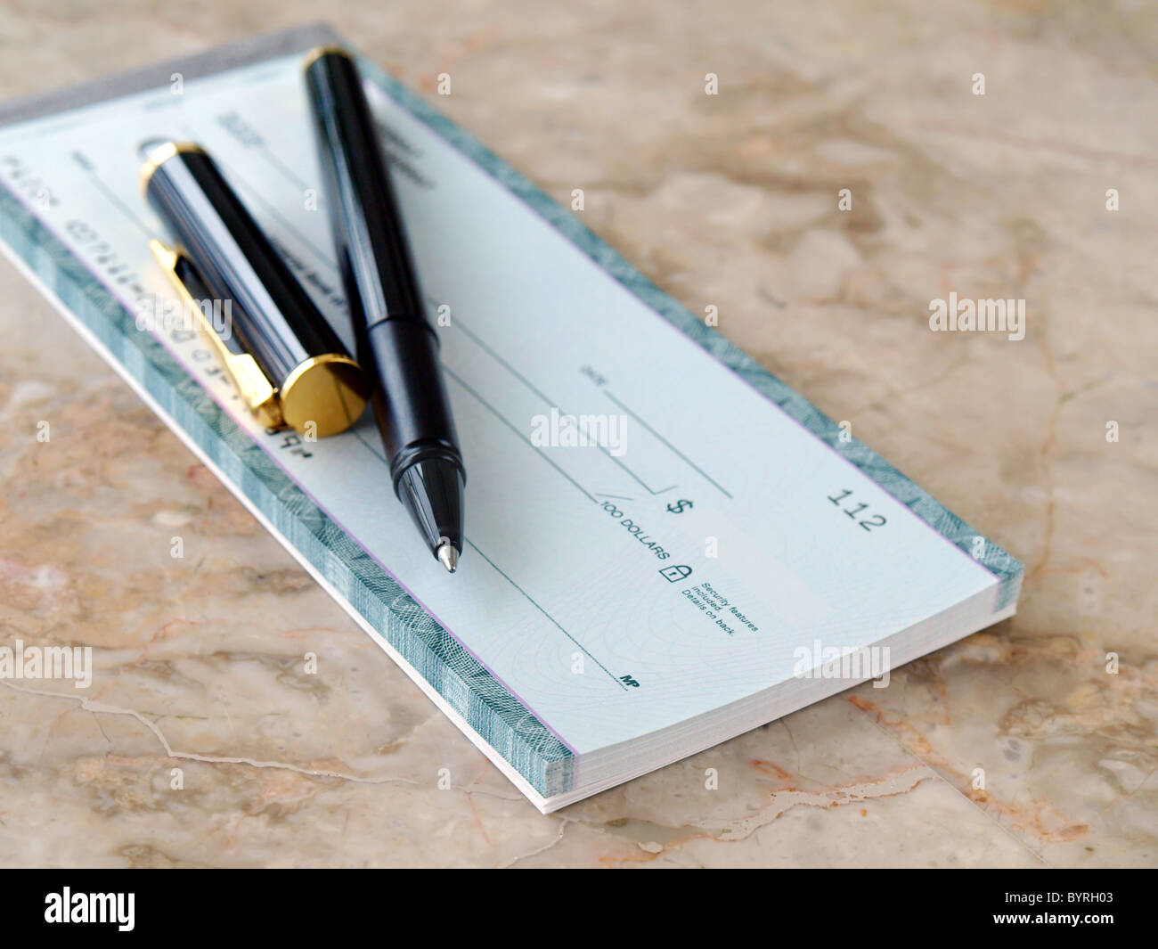 Cheque en blanco con un lápiz sobre la mesa Foto de stock