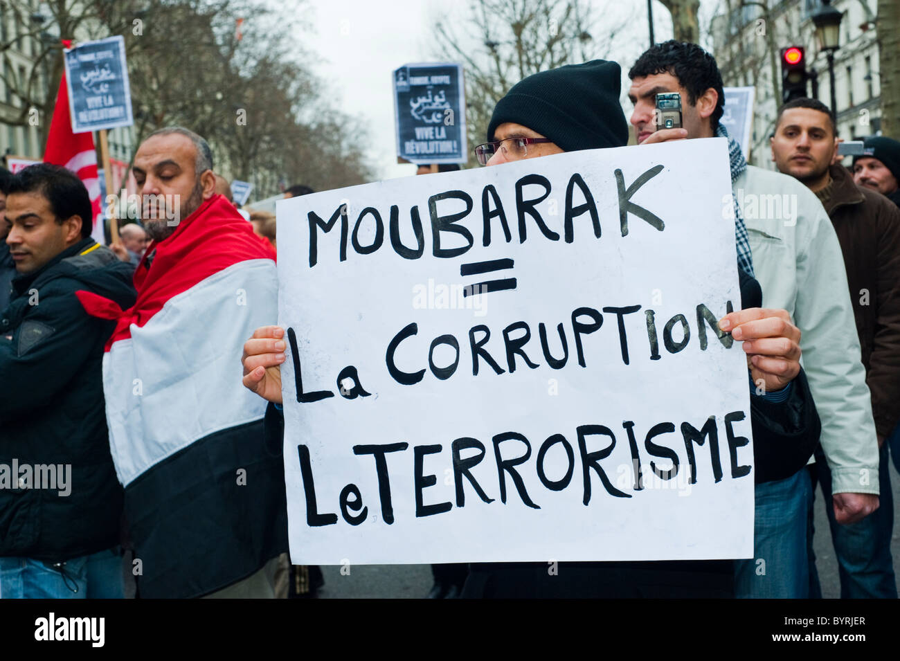 París, Francia, Manifestantes Egipcios Protestando Contra 'Hosni Mubarak',  Fuera, Señal De Hombre Que Sostiene, Movimiento Árabe De Primavera  Fotografía de stock - Alamy