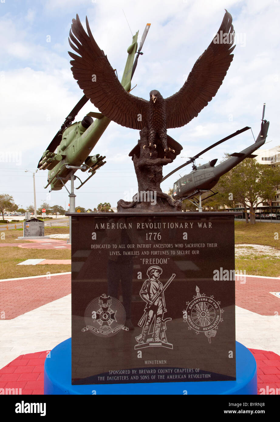 Monumento de la Guerra Revolucionaria americana en Brevard Veterans Memorial Center en Merritt Island Florida Foto de stock