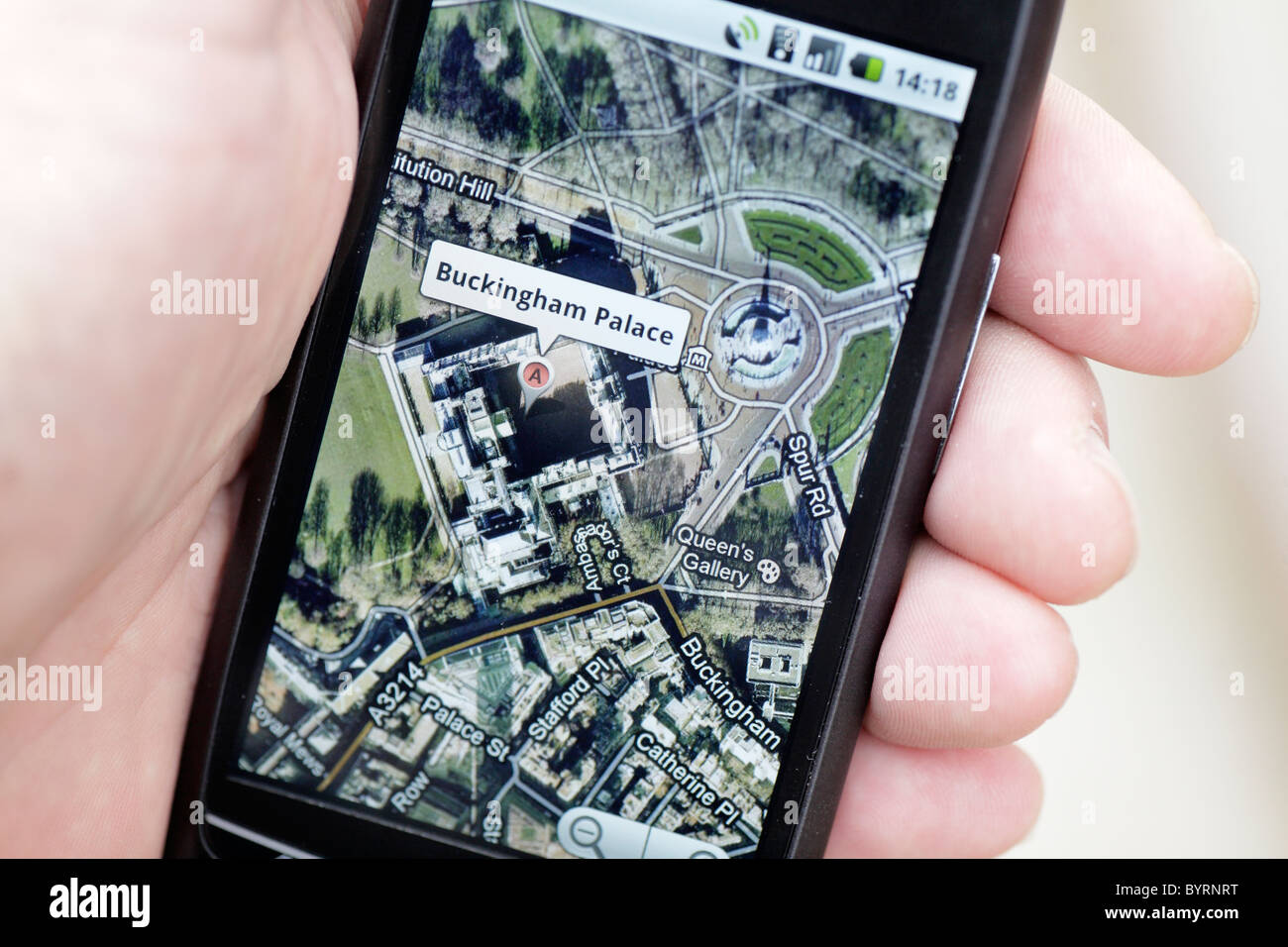 Hombre mirando google GPS Mapas Mapa del Palacio de Buckingham Londres en  un smartphone con pantalla táctil en un hotspot wifi closeup Fotografía de  stock - Alamy