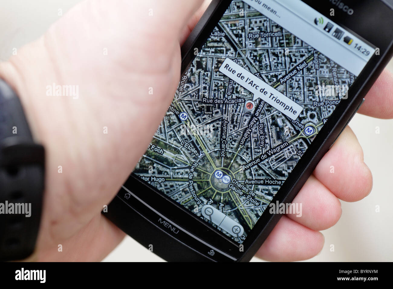 Hombre mirando el GPS de google maps mapa de Paris Arc de Triomphe en