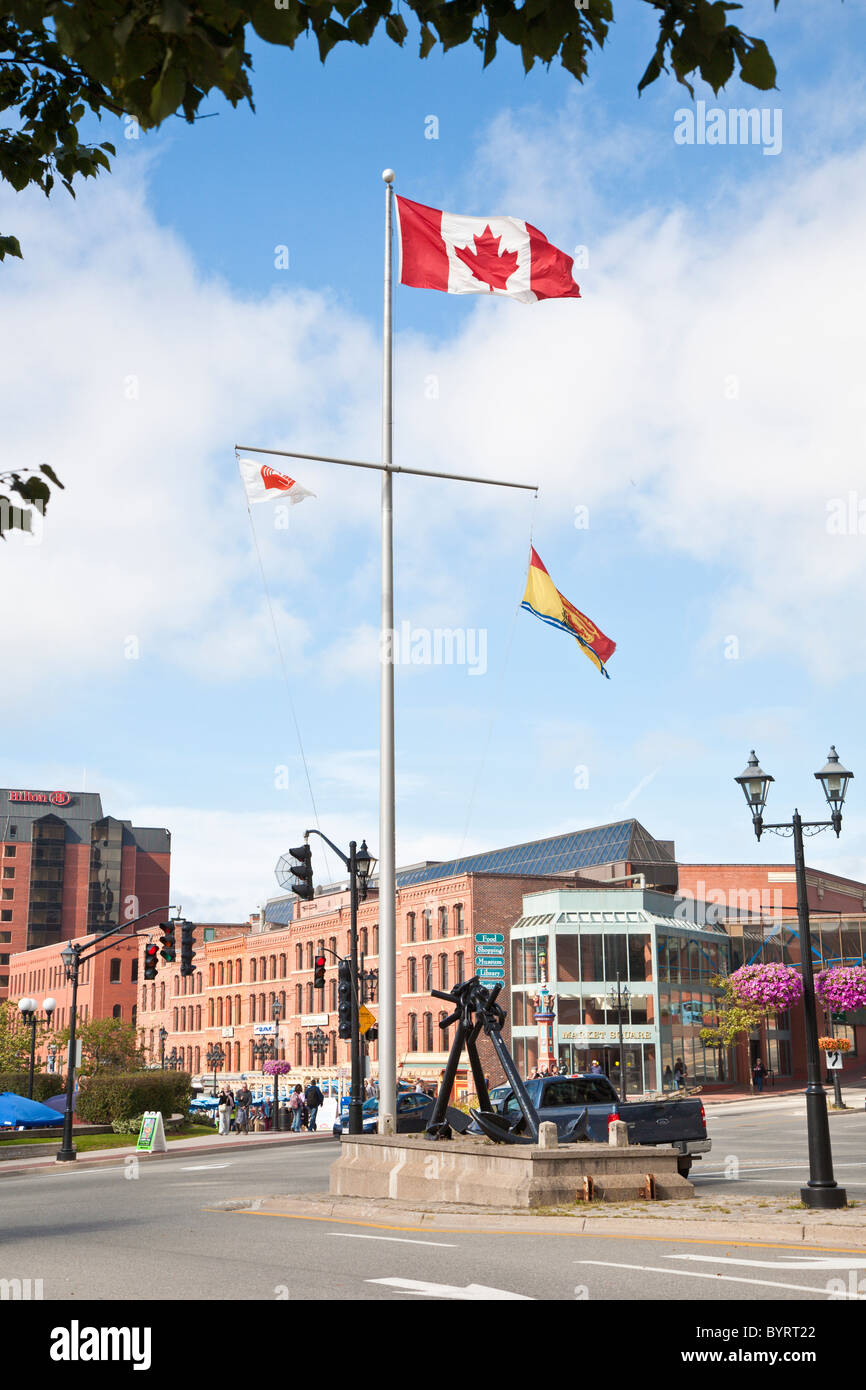 Bandera canadiense en el mástil en la zona residencial de Saint John, New Brunswick, Canadá Foto de stock